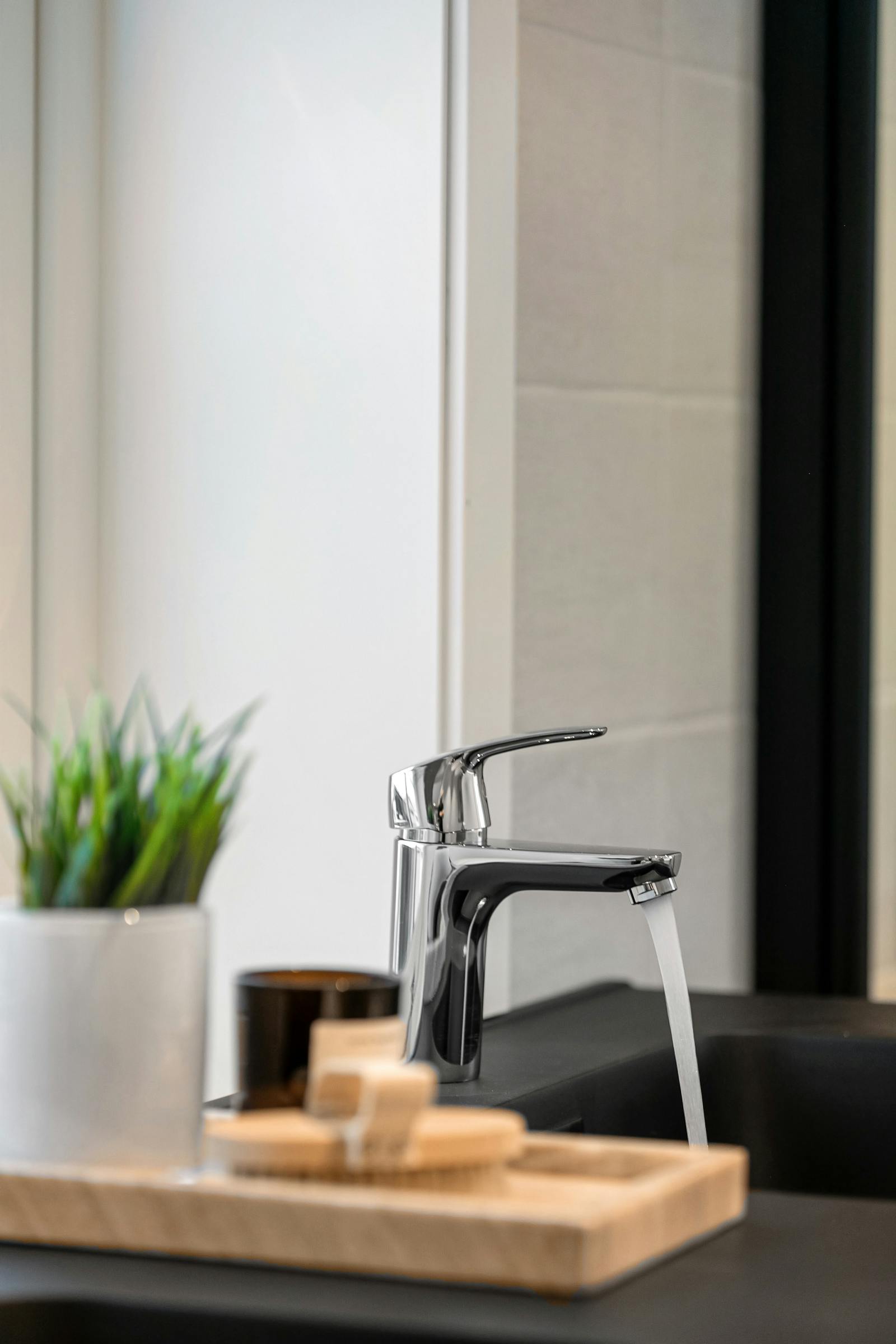 Kvapkajúca vodovodná batéria v kúpeľni